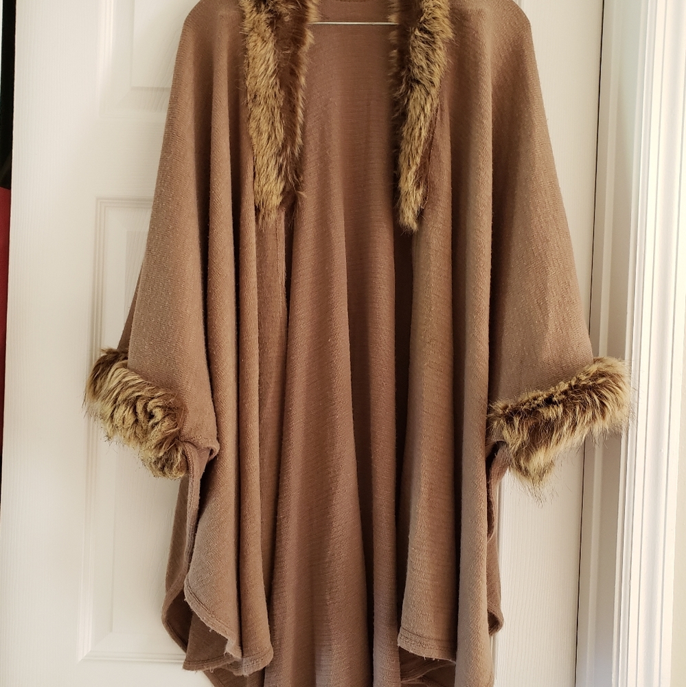 Beige cape w/faux fur trim.